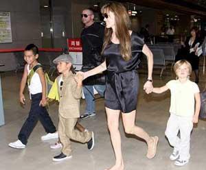 Джоли не пускает детей в школу